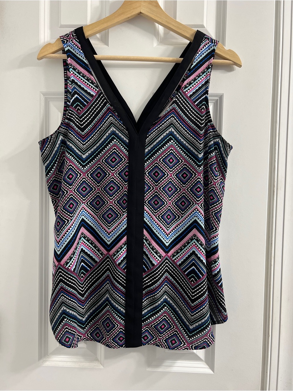 Candie's Sleeveless V-Neck Geometric Print Camisole - Medium
